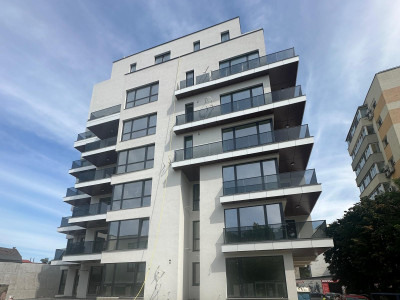 Centrul Capitalei, apartament cu 2 bai, etaj superior !
